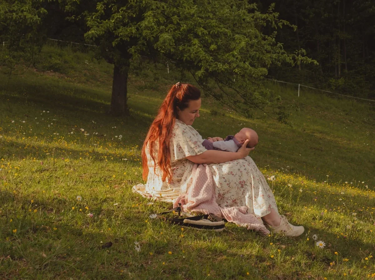 Urška z dojenčkom v naravi