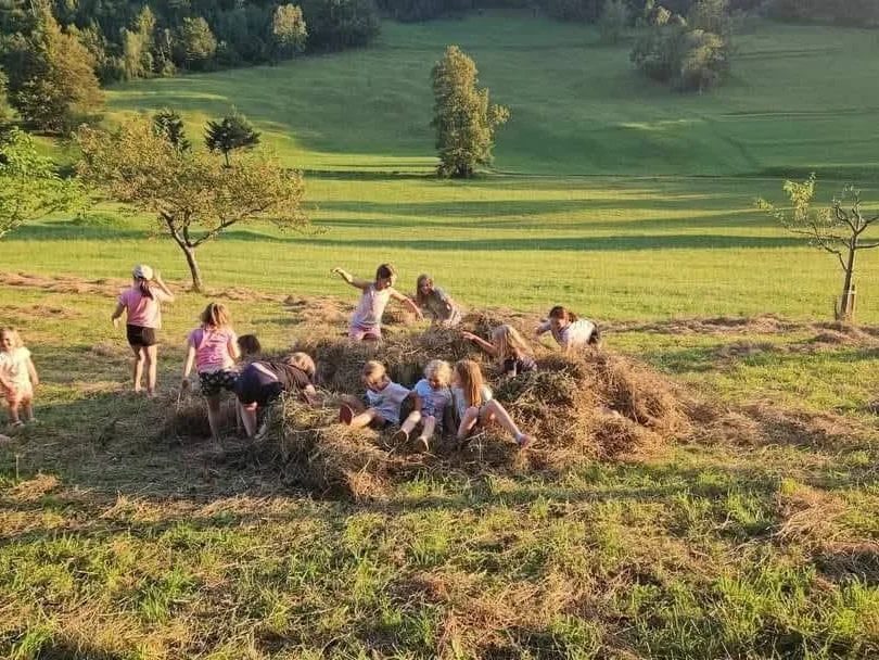 Otroci se igrajo na travniku na taboru za divje deklice